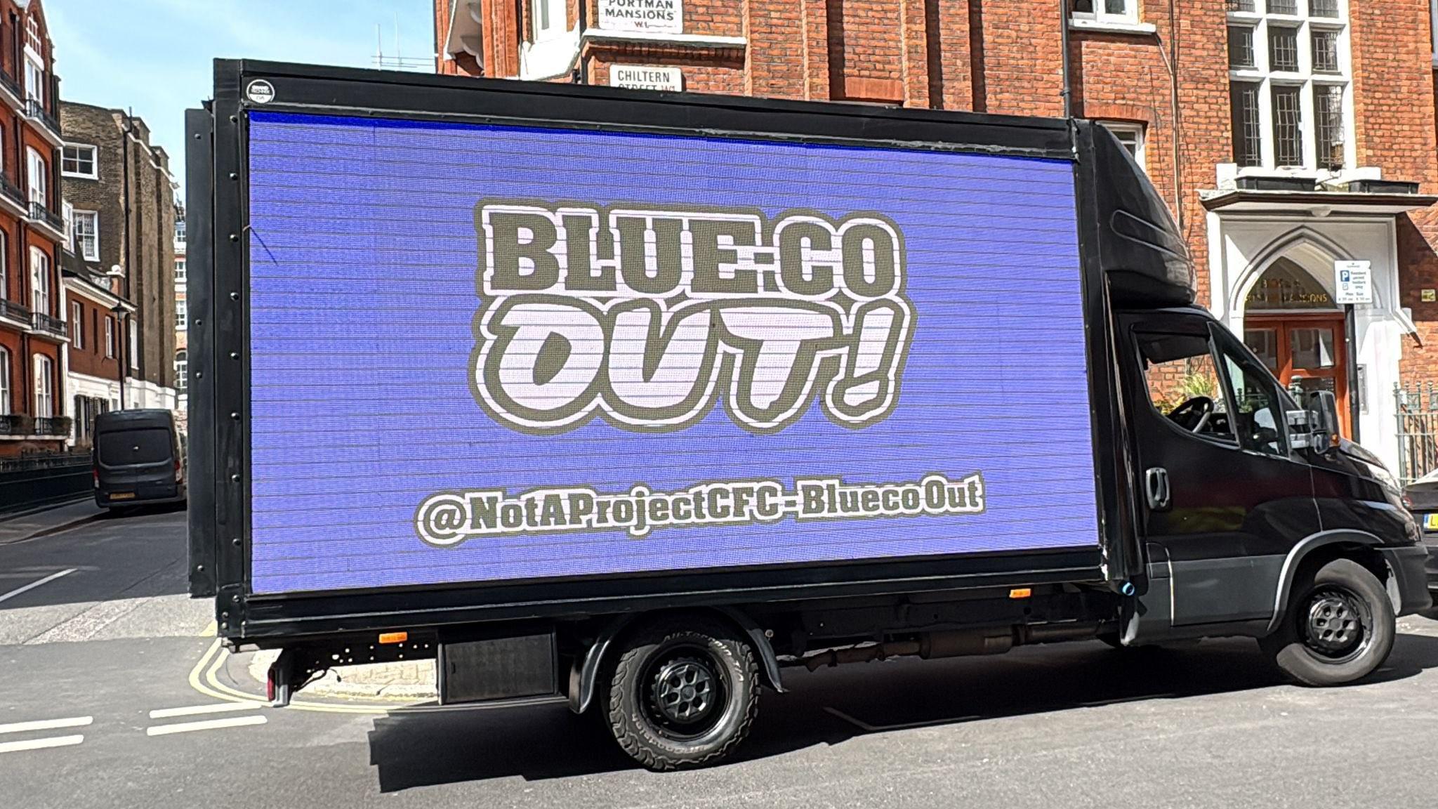 Xingkong Sports-这回真卡车安排上了，切尔西球迷用卡车打出标语抗议BlueCo